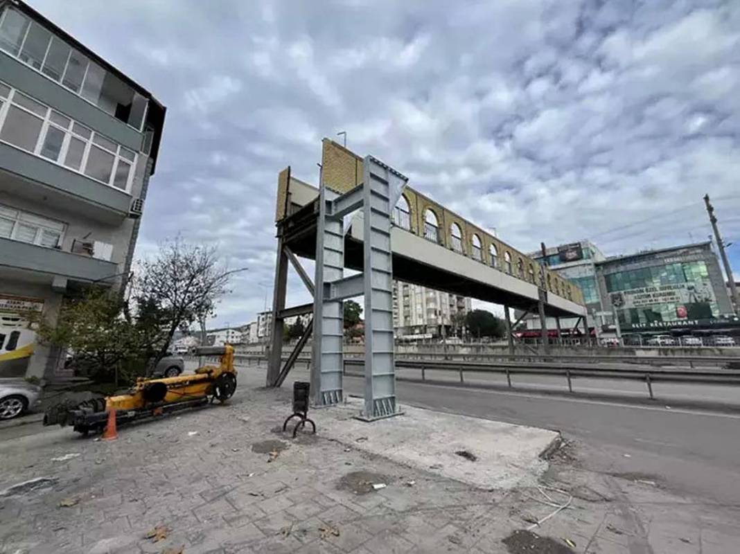 Evinin salonu görününce üst geçidi yıktırdı! 6